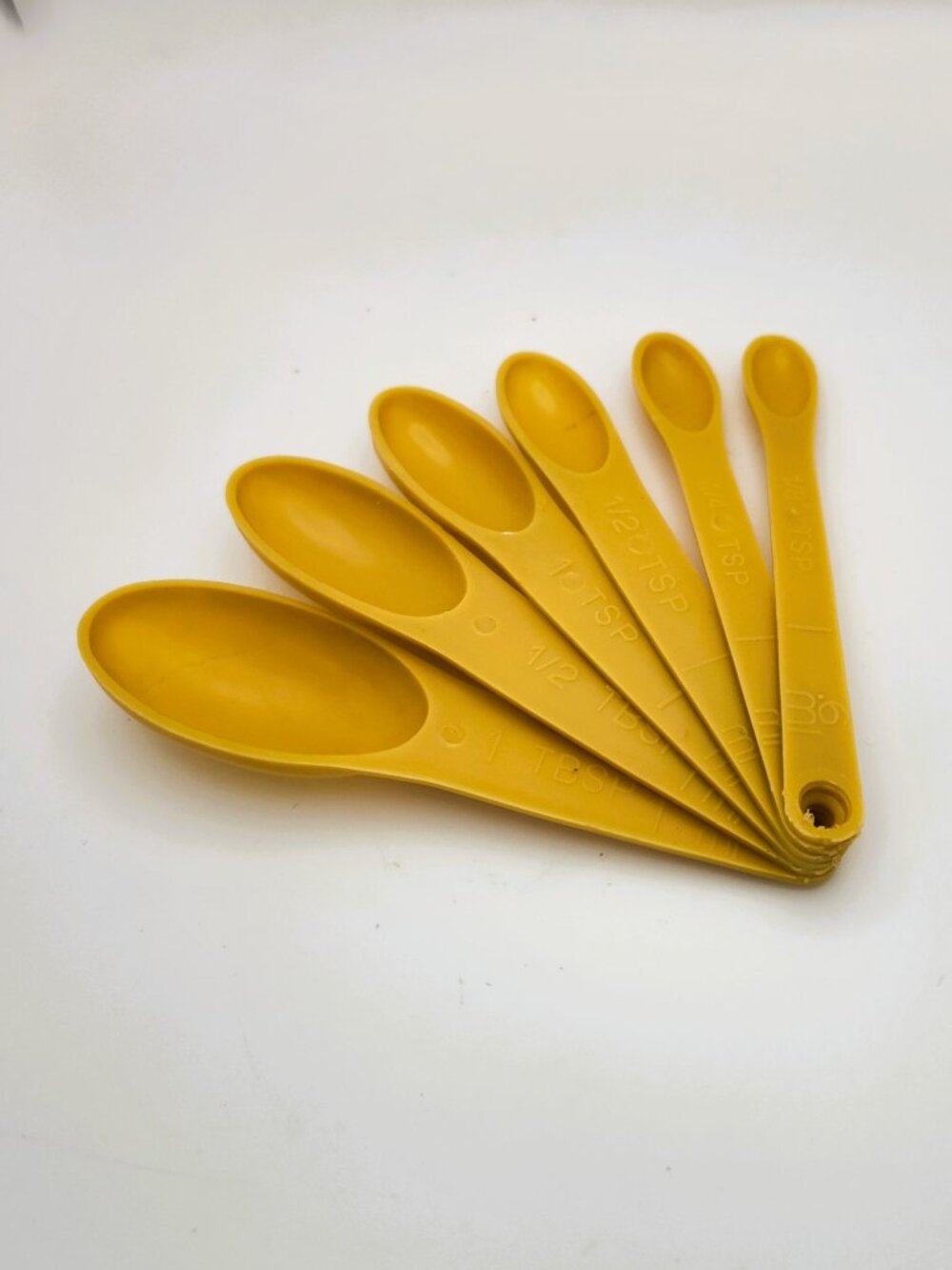 Vintage 6 Pc Measuring Spoon Set Mustard Harvest Gold Yellow Made Hong Kong